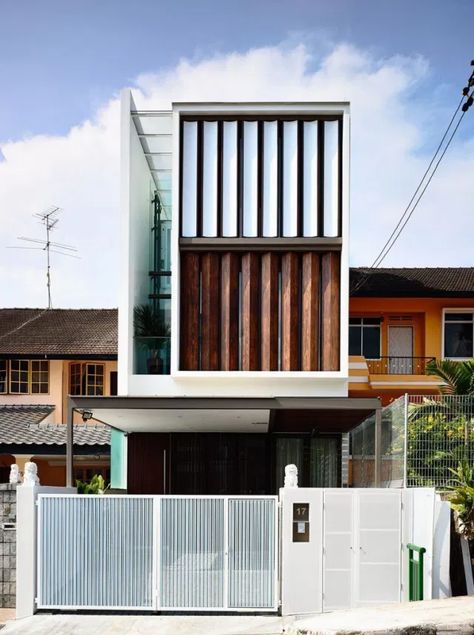 Changing Facade House by Hyla Architects Hyla Architects, Rumah Teres, Singapore House, Home Designs Exterior, Modern Small House Design, Casa Country, Townhouse Designs, Narrow House, Ideas Casa