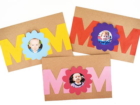 Mom Photo Card with Free Printable Template #MothersDay #MothersDaycraft #MothersDaycard #photocraft #keepsake #kids #craft #kidscraft #kidcrafts Mom Template, Mothers Day Crafts Preschool, Mothers Day Cards Craft, Photo Cards Diy, Mothersday Cards, Mom Photo, Cards Craft, Crafts Preschool, Photo Card Template