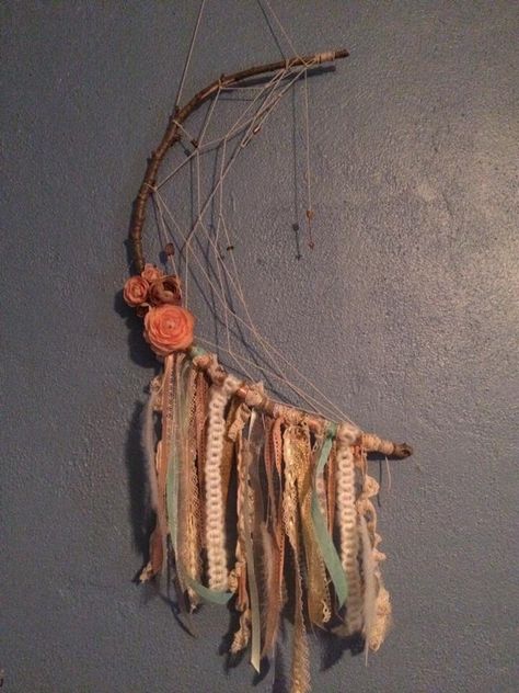 Half Moon Dream Catcher, Tree Branch Crafts, Moon Dream Catcher, Diy Dream Catcher Tutorial, Tree Branch Decor, Branch Art, Driftwood Crafts, Dream Catcher Diy, Feather Crafts