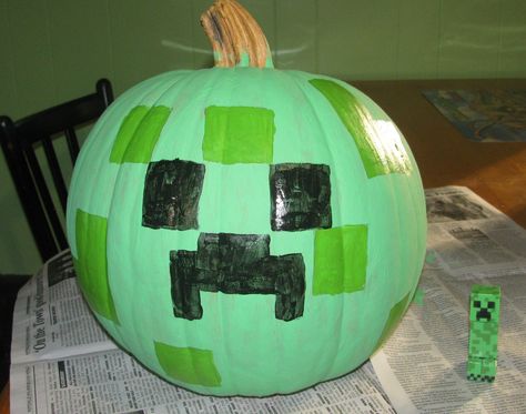 Minecraft Creeper Painted Pumpkin 2014 Creeper Pumpkin, Halloween Pumkin Ideas, Minecraft Pumpkin, Painting Minecraft, Story Book Pumpkin, Pumkin Decoration, Pumpkin Paint, Pumpkin Painted, Minecraft Create