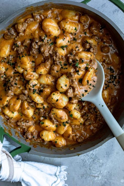 This easy Hamburger Helper Gnocchi recipe is an easy one pot dinner that will remind you of your childhood favorite! All the flavors of a delicious cheeseburger can be found in this rich Hamburger Helper recipe - elevated with fresh ingredients! Hamburger Helper Recipe, Gnocchi Dishes, Hamburger Helper Recipes, Fast Meals, Gnocchi Recipe, Easy Hamburger, Yummy Meals, Homemade Hamburgers, Hamburger Helper