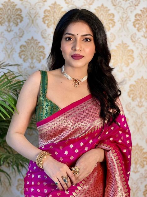 Dark Pink Organza Saree, Rani Pink Bridal Saree, Pink Banarasi Saree Blouse Design, Pink Silk Blouse Designs, Pink Silk Saree Blouse Designs, Banarasi Saree Styling, Pink Saree With Green Blouse, Pink Saree Makeup Look, Paithani Saree Look