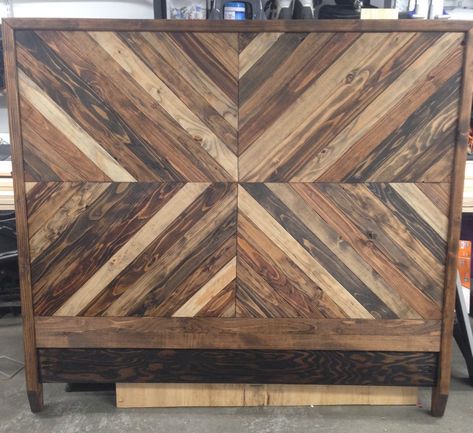 Reclaimed Wood Beds, Chevron Headboard, Farmhouse Side Table, Cute Dorm Rooms, Chevron Bedding, Diy Headboard, Wood Headboard, Woodworking Bench, Wood Beds