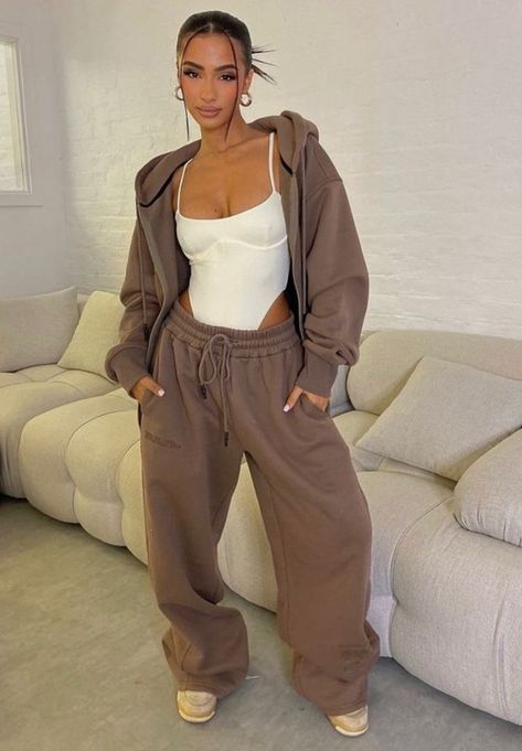 How To Style Sweatpants, Jogger Outfit, Style Sweatpants, Sweatpants Outfit, Effortlessly Chic Outfits, Looks Party, Neue Outfits, Looks Street Style, Dope Outfits