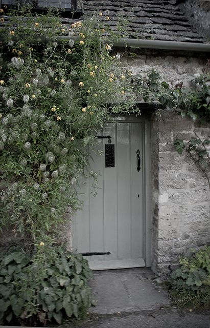 Cottage Fromt Door Ideas, Cottage Entry, Gray Cottage, Cottage Doors, Grey Cottage, Cottage Entryway, Cottage Colors, Cottage Gardening, Case In Stile Country