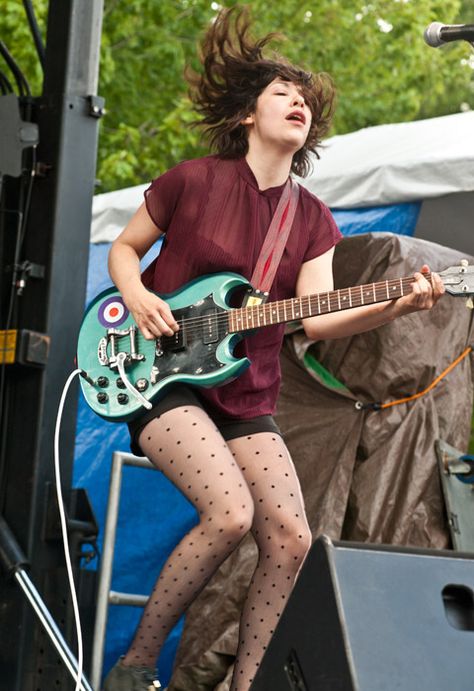 carrie Riot Grrl Fashion, Riot Grrrl Fashion, Sleater Kinney, Riot Grrl, Ukulele Song, Carrie Brownstein, Miranda July, Annie Clark, Chloë Sevigny