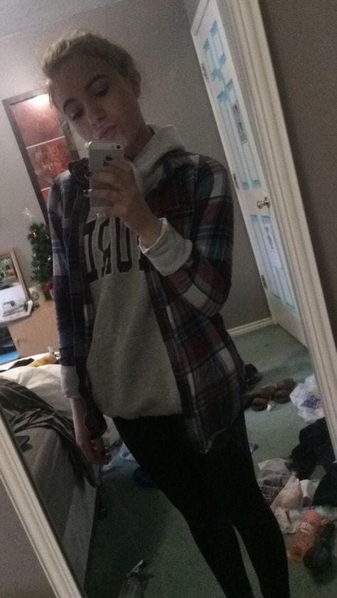 Sweatshirt Under Flannel, Hoodie Under Flannel, Flannel Over Hoodie, Hipster Outfits, 2022 Fashion, Mirror Selfie, Sweatshirts, How To Wear, Clothes