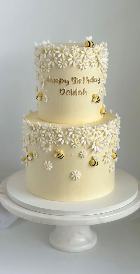 Cakes For Celebrations, Wedding Cakes With Daisies, Cake Bee Design, Flower Cake Yellow, Bee Bday Cake, Bee Sheet Cake Ideas, Daisy Inspired Cake, Bees Birthday Cake, Cake With Bees And Flowers