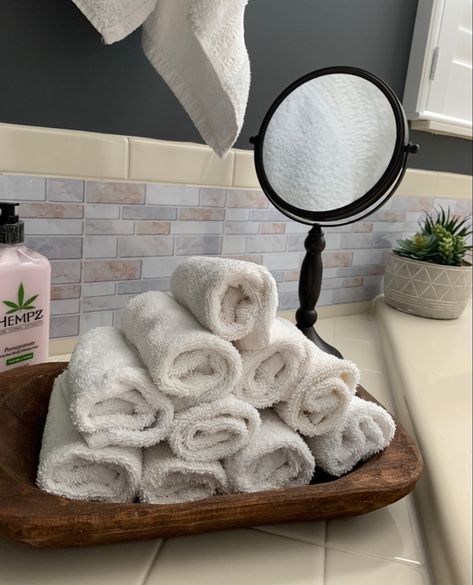 Hand Towels In A Basket, Hand Towel Tray Bathroom, Bathroom Tray With Towels, Bathroom Hand Towel Basket, Towel Aesthetic Bathroom, Rolled Hand Towels Bathroom, Guest Bathroom Hand Towels Display, Rolled Washcloths Display, Face Towel Basket Bathroom