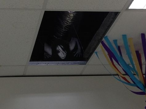 Whoever sits right below this part of the ceiling. | 20 People Having A Way Tougher Day At Work Than You Funny Office Pranks, Office Pranks, Scary Pranks, Senior Pranks, April Fools Pranks, 1 April, Practical Jokes, Office Humor, Tough Day