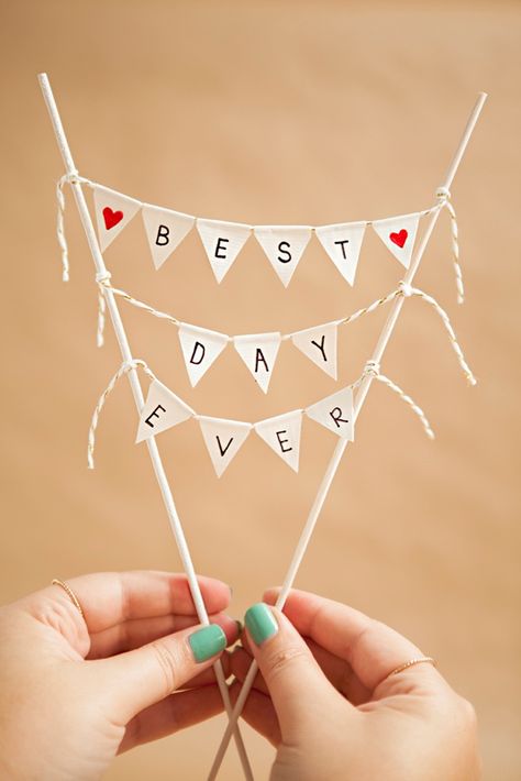 Adorable simple DIY bunting cake topper! Diy Bunting Cake Topper, Diy Bunting Banner, Diy Wedding Cake Topper, Birthday Card Template Free, Bunting Cake, Cake Bunting Topper, Cake Bunting, Diy Wedding Cake, Cake Banner