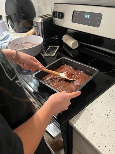 Baking brownies! Baking Asethic Pictures, Aesthetic Brownies Pictures, Baking Aesthetic Kitchen, Baking Hobby Aesthetic, Baking Aesthetic Brownies, Baking Pictures Aesthetic, Baking Brownies Aesthetic, Baking Together Aesthetic, Girlfriend Activities