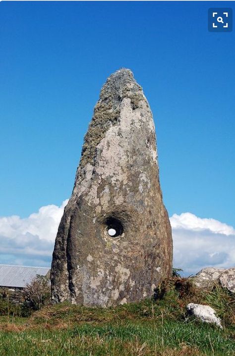 Cape Clear Island. One of two standing stones which has a hole through it where couples are believed to have joined hands in a marriage ceremony in prehistoric times perhaps around 1200BC. There were originally 4 standing stones on the site but two of them have fallen. Masonry Architecture, Viking Ideas, Megalithic Monuments, Stone Circles, Ancient Ireland, County Cork Ireland, Standing Stones, County Cork, Standing Stone