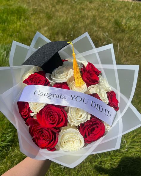 Example of a 24 stem Red & White rose bouquet! Place those graduation orders! 🎓 Don’t show up empty handed 💐🫶🏼 Dm @lilyyscreations for an estimate/quote! Customized bouquets are welcomed! 🤍🎓 24 Rose Bouquet, Mini Graduation Bouquet, Graduate Flower Bouquet, Graduation Bouquet Ideas Flowers, Bouquet Of Flowers For Graduation, Bouquet Of Flowers Graduation, Graduation Roses Bouquet, Graduation Flowers Bouquet Ideas, Grad Bouquet Ideas