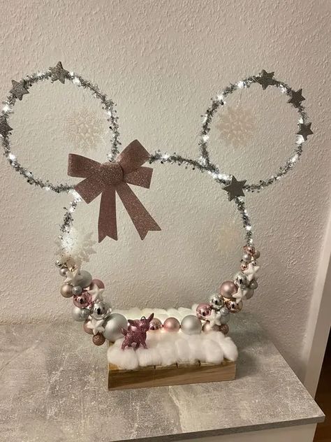 Disney Centerpieces Diy, Diy Disney Christmas Decorations, Disney Christmas Diy, Disney Christmas Crafts, Disney Christmas Decorations, Disney Diy Crafts, Organizator Grafic, Disney Home Decor, Mickey Mouse Christmas