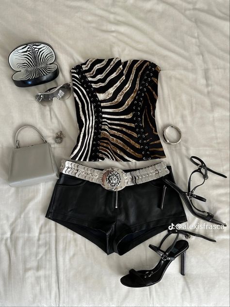 Night Out Heels, Corset Shorts, Zebra Print Clothes, Rave Party Outfit, Outfit Corset, Outfit Night Club, Rave Fits, Festival Outfits Rave, Going Out Outfit