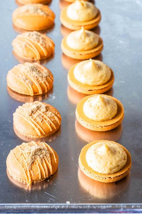 Pumpkin Cream Cheese Macarons, Pumpkin Cheesecake Macarons, Fall Macarons Designs, Fall Macaron Flavors, Fun Macarons, Thanksgiving Macarons, Holiday Macarons, Pumpkin Macarons, Pumpkin Cheesecake Filling