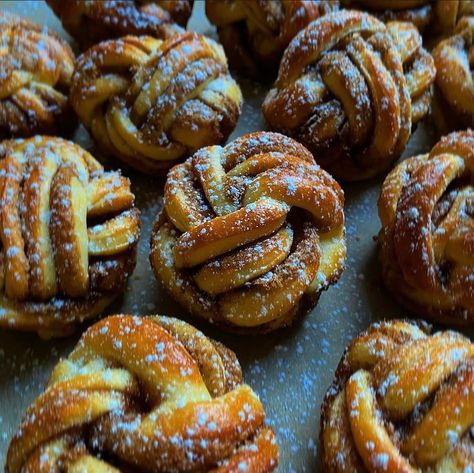 Knot Cinnamon Rolls, Norwegian Cinnamon Knots, Cardamon Buns Recipe, Braided Cinnamon Roll Knots, Cinnamon Roll Shapes, Cinnamon Knots Recipes, Braided Cinnamon Roll, Cinnamon Roll Variations, Cardamom Knots