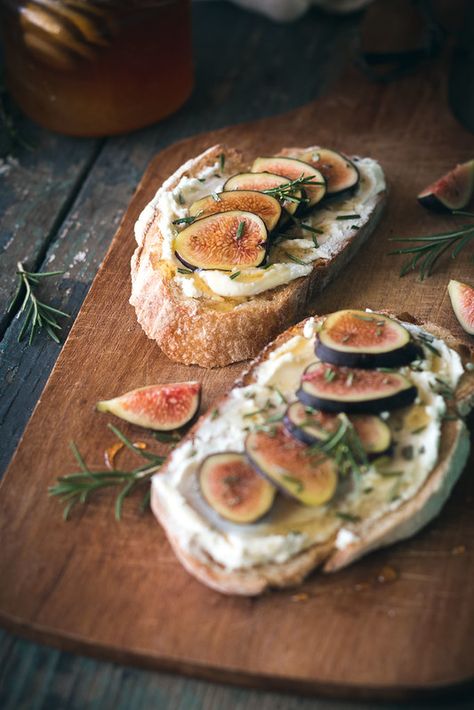 Fig, Rosemary, & Goat Cheese Tartines | Will Cook For Friends Fig Recipes, Idee Pasto, Idee Pasto Sano, Sandwich Recipes, Tostadas, Goat Cheese, Bruschetta, Aesthetic Food, Farmers Market