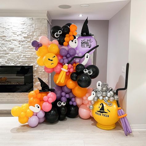 Hocus Pocus Balloons, Hocus Pocus Balloon Garland, Halloween Set Up, Balloon Halloween Decorations, Ideas Halloween Decoration, Happy Birthday Halloween, Halloween Balloons Decorations, Harry Potter Theme Birthday, Halloween Gender Reveal