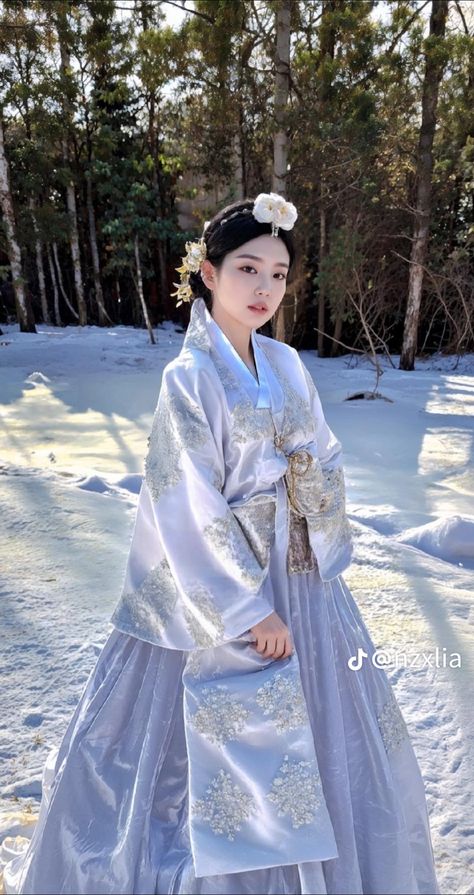 Traditional Hanbok Woman, Jennie Hanbok, Hanbok Traditional Princess, Blackpink Hanbok, Korean Traditional Dress Royal, Korean Wedding Dress Traditional, Korean Hanbok Princesses, Korean Hanbok Modern, Classy Pictures