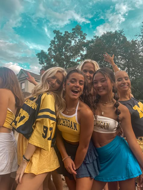 Tailgate Setup, Tailgate Party Ideas, Michigan Game Day, Tailgating Games, Tailgate Menu, Tailgate Drinks, College Football Game Outfit, Tailgate Grilling, University Of Michigan Campus