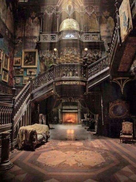 Interior of an abandoned Victorian mansion Victorian Homes Interior, Old Mansions Interior, Unusual Architecture, Casa Fantasy, Mansion Aesthetic, Manor Homes, Old Victorian Homes, Ancient Houses, Victorian Mansion