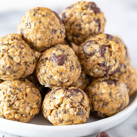 Peanut Butter Oatmeal Energy Bites Peanut Butter Oat Bites, Energy Bites With Chia Seeds, Diy Bobos Oat Bites, Dessert Recipes With Oats, Sunflower Recipes, Oatmeal Desserts, Recipes With Oats, Gf Muffins, Oatmeal Energy Bites