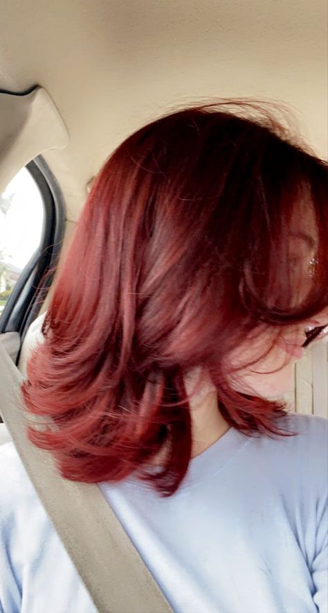 Red Hair 90s Style, Short Hair To Shoulder, Layered Short Hair Aesthetic, Cute Haircuts For Medium Hair Wavy, Red Hair Color On Short Hair, Red Hair Inspo Color Short, Wine Red Hair Medium Length, Haircuts With Red Hair, Aesthetic Hair Inspo Short