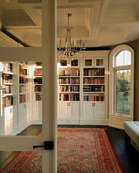 Lots Of Books, Home Libraries, Hus Inspiration, Dream Apartment, Hem Design, Dream House Interior, House Goals, Home Library, Pretty House