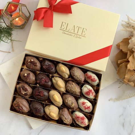 Handmade Chocolate Dates with assorted fillings. This Christmas, we are bringing dates to a new different level. This is definitely an Impressive Christmas Gift!! These Christmas Chocolate dates are inspired by the festive season flavours. Each date will burst with rich flavour in your mouth. Our chocolate dates are made from 100% Natural Medjool dates filled with different fillings like caramelised pecan with cinnamon, gingerbread cookies, roasted almonds and hazelnuts and then coated with eith Date Covered Chocolate, Christmas Edible Gift Ideas, Dates With Chocolate, Chocolate Dates Packaging, Dates Cookies, Filled Dates, Chocolate Covered Dates, Date Recipes Desserts, Date Chocolate