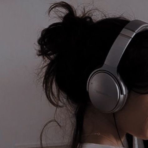 Headphones Aesthetic Girl, Headphone Outfit, Headphones Aesthetic, Estilo Punk Rock, Bose Headphones, Cute Headphones, Wearing Headphone, Apple Headphone, Girl With Headphones