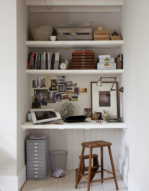 Want to have a home office? Alcove Desk, Rustic Apartment, Office Nook, Decor Studio, Casa Country, Desk And Chair, Gorgeous Houses, Small Study, London House