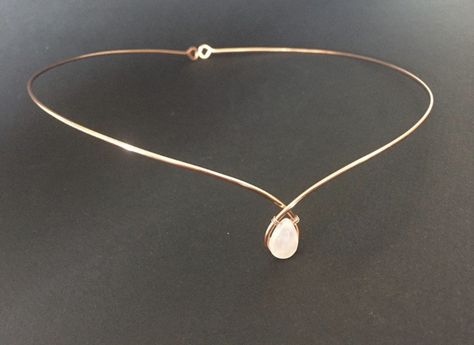 A simplicity circlet tiara made using a single strand of polished copper wire with a pear drop rose quartz stone in the centre Celtic Headband, Gold Circlet, Prom Headpiece, Wedding Circlet, Bridal Circlet, Fancy Attire, Rose Gold Tiara, Tiara Headpieces, Copper Rose Gold