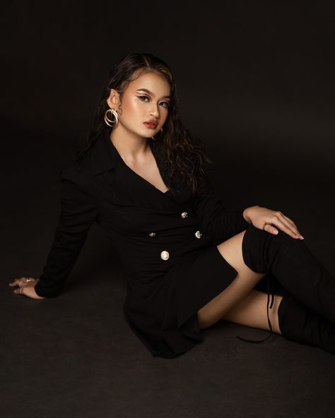 aesthetic black outfit Fierce Poses Models, Black Blazer Photoshoot, Blazer Dress Photoshoot, Suit Photoshoot Ideas, Blazer And Boots Outfit, Fierce Photoshoot, Blazer Photoshoot Women, Minimalist Fashion Black, Blazer Photoshoot