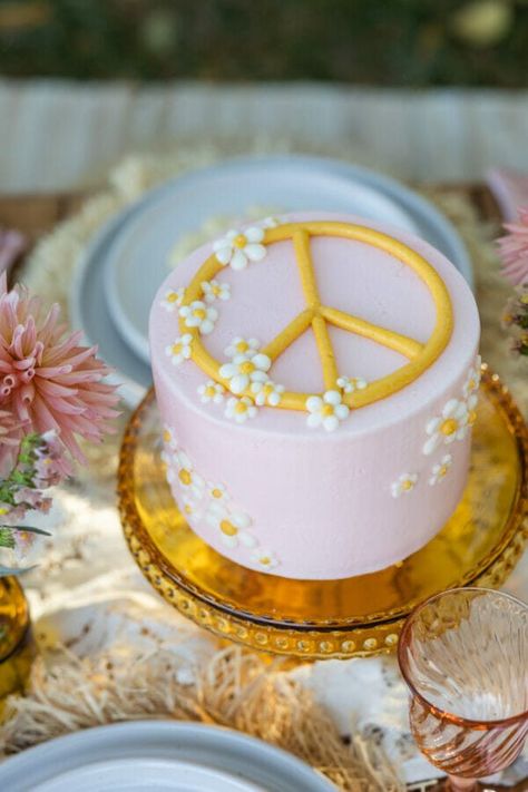 How to Throw a Hippie Party Hippie Cake, Hippie Birthday Party, Jenny Cookies, Vintage Cake Plates, Hippie Birthday, Hippie Party, 70s Party, Eat Cookies, Boho Birthday