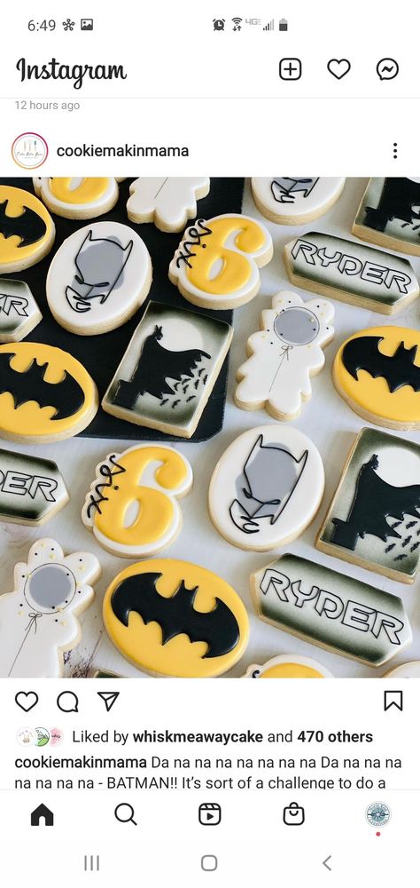 Batman Sugar Cookies, Character Cookies Decorated, Batman Cookies Decorated, Abstract Cookies, Batman Minimalist, Batman Cookies, Superhero Cookies, No Bake Sugar Cookies, Cookie Making