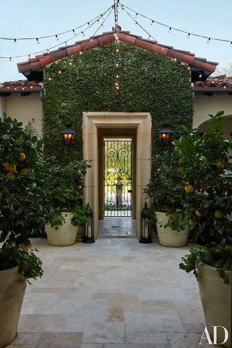 Kourtney Kardashian - A Mediterranean patio is filled with potted lemon trees. Kardashians House, Khloe Kardashian House, Khloe Kardashian Show, Calabasas Homes, Mediterranean Patio, Kardashian Home, California Photos, Celebrity Houses, California Homes