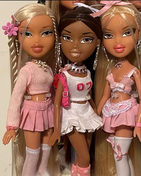 Brats Doll Aesthetic Outfits, Brats Theme Outfit, Bratz Doll Hair, Bratz Casual Outfits, Bratz Doll Pink Outfit, Bratz Doll Fashion, 4 Bratz Dolls Aesthetic, Bratz Outfit, Bratz Doll Outfits Inspiration