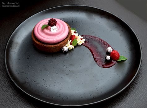 Berry Mousse, Berry Coulis, Gourmet Food Plating, Plating Ideas, Plated Dessert, Cream Fresh, Cooking Competition, Tart Dessert, French Patisserie