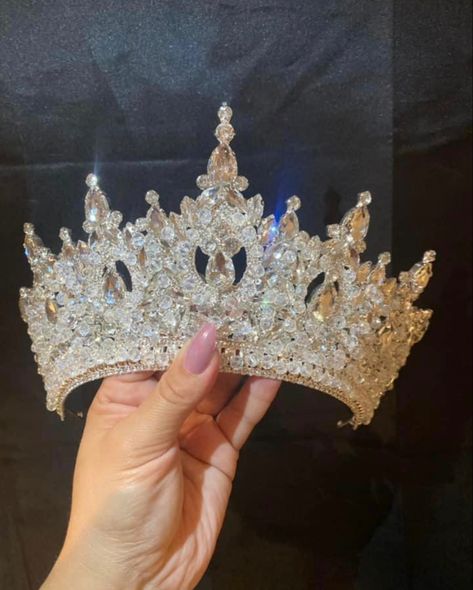 Quince Crowns Champagne, Quinceanera Themes White And Gold, Quince Big Crowns, Champagne Gold Quince Theme, Big Quinceanera Crowns, Xv Crowns Gold, White Gold Quinceanera Theme, White And Gold Quinceanera Crown, White Quince Crown