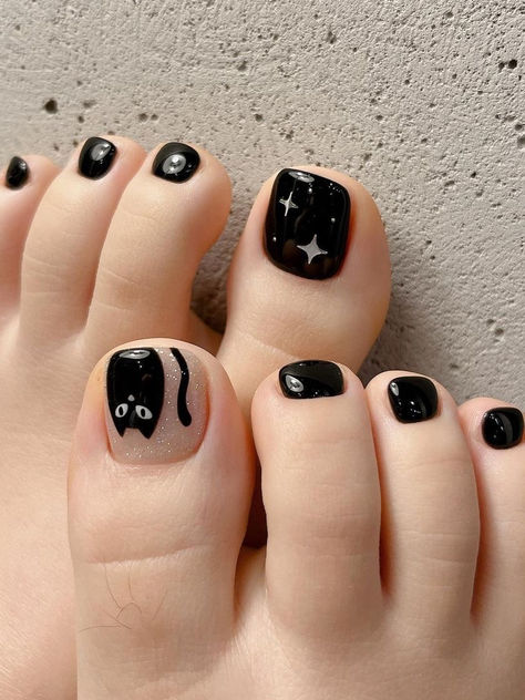 summer pedicure: black cat accent Goth Toe Nails, Nail Art Feet Toenails, Halloween Toe Nails, Black Toe Nails, Easy Toe Nail Designs, Simple Toe Nails, Feet Nail Design, Pedicure Designs Toenails, Summer Pedicure