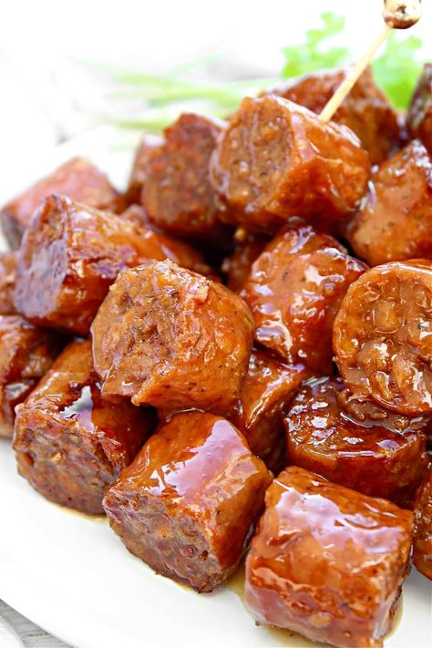 Beer Brat Bites Crockpot, Brat Bites Crock Pot, Brats In Slow Cooker, Beer Brat Bites, Bratwurst Appetizer Recipes, Brat Bites Appetizer, Bratwurst Crockpot, Bratwurst Bites, Brat Bites