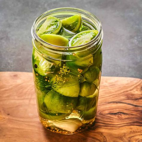 Pickled Green Tomatoes Recipe, Green Tomato Pickles, Tomato Pickle Recipe, Harvest Foods, Green Tomato Salsa, Green Tomato Relish, Refrigerator Pickle Recipes, Quick Pickle, Pickled Green Tomatoes