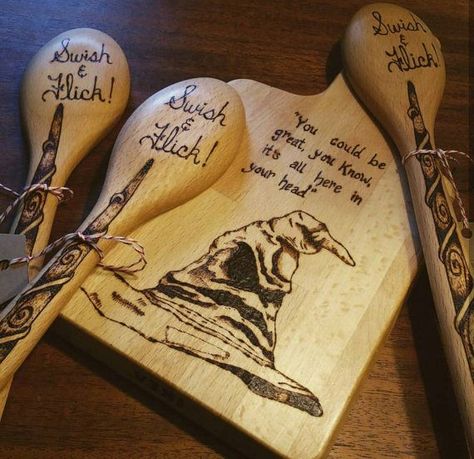 Wood Burning Designs, Diy Kitchen Gifts, Harry Potter Kitchen, Spoons Diy, Wood Burn Spoons, Harry Potter Etsy, Pyrography Patterns, Harry Potter Shop, Wood Burning Crafts