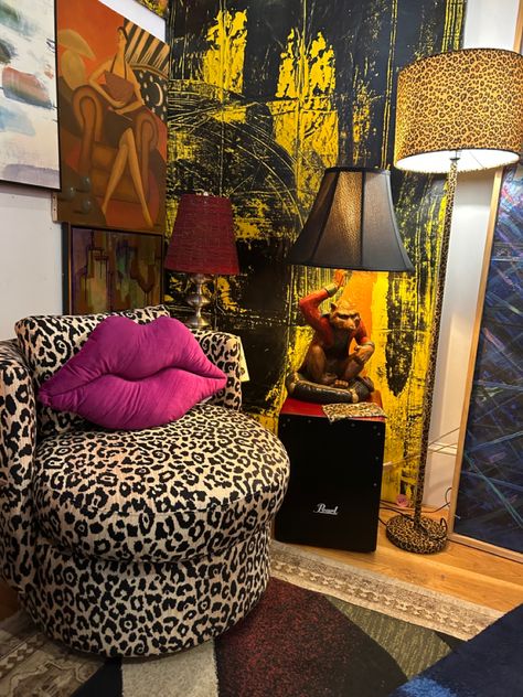 Luxury 70s Interior, Cheetah Print Interior Design, Leopard Home Decor Living Room, Cheetah Print Couch, Cheetah Furniture, Vintage House Inspiration, Nail Ideas Leopard, 2000s Living Room, Cheetah Print Room