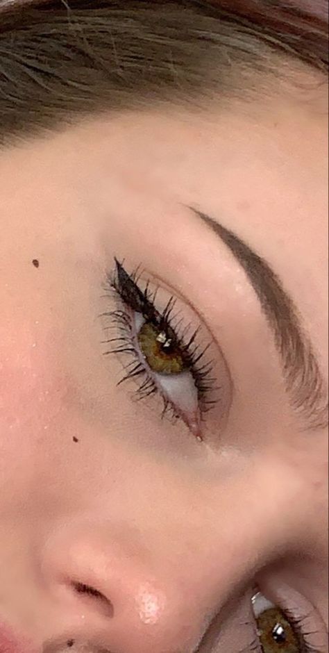 Eyeliner For Casual Look, Teenage Eyeliner, Small Eyeliner Makeup, Clean Makeup Eyeliner, Easy Small Eyeliner, Basic Eyeliner Look, Eyeliner Face Shape, Eyeliner Styles Natural, Cute Small Eyeliner