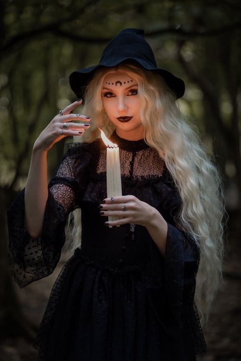 Witch vibes witch with candle and flame long blonde hair Witchy Photoshoot, Dark Beauty Fashion, Netflix Horror, Boho Witch, Witch Photos, Gothic Photography, Horror Series, Dark Beauty Photography, Witch Vibes