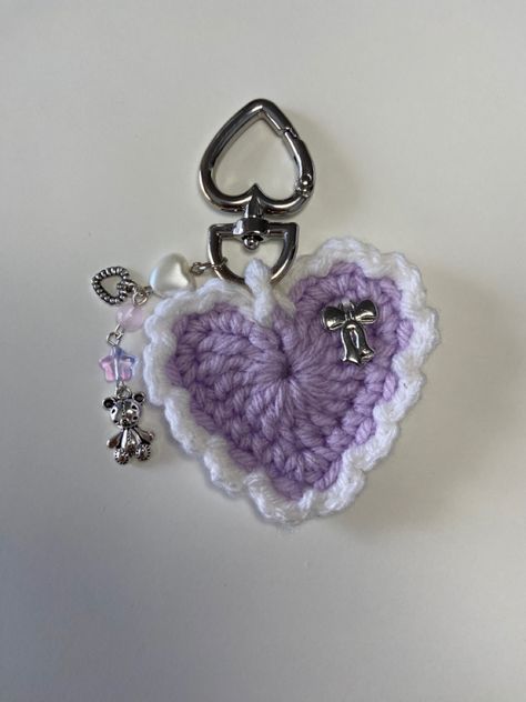 Crochet Phone Charm, Crochet Keychain Ideas, Crochet A Heart, Tops A Crochet, Crochet Top Free Pattern, Summer Top Crochet, Pattern Granny Square, Woolen Flower, Tote Bag Crochet