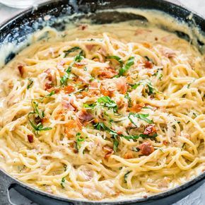 Carbonara Recipe Creamy, Classic Carbonara, Carbonara Recept, Easy Carbonara Recipe, Creamy Carbonara, Chicken Carbonara Recipe, Pasta Carbonara Recipe, Makanan Italia, Resep Pasta